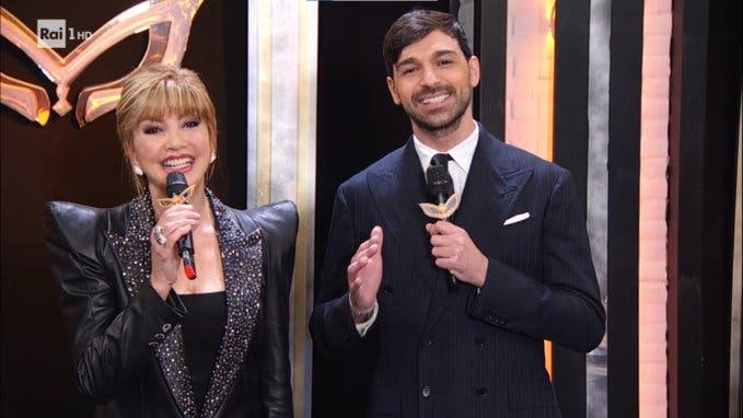 Milly Carlucci e Raimondo Todaro - Il Cantante Mascherato 2 Milly Carlucci e Raimondo Todaro - Il Cantante Mascherato 2