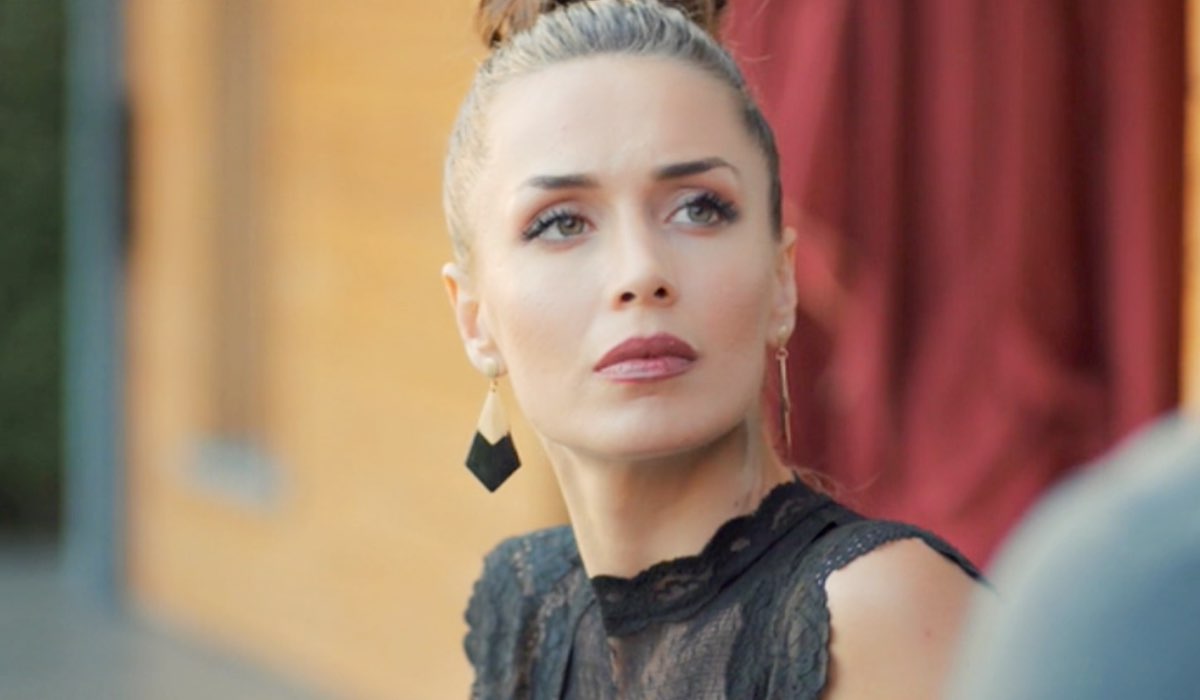 Daydreamer Polen interpretata da Kimya Gökçe Aytaç mentre parla con Can nella puntata 23 Credits Mediaset
