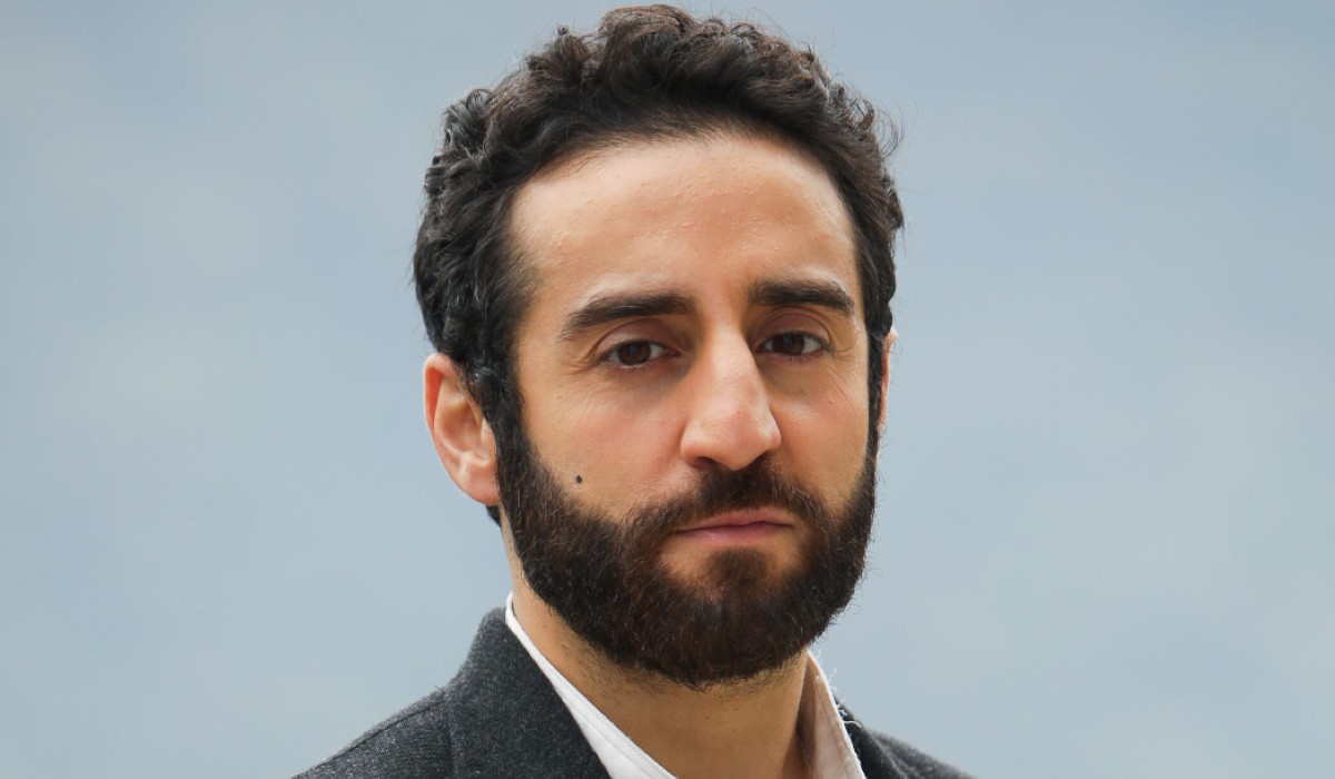 Achille Marciano Interpreta Gianni Versace in Made In Italy. Credits: Mediaset