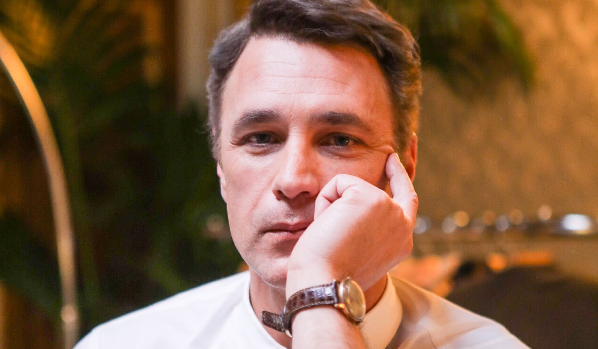 Raoul Bova interpreta Giorgio Armani in Made In Italy. Credits: Mediaset