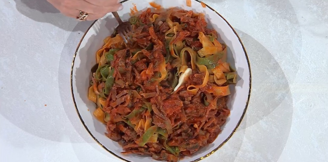 tagliatelle paglia e fieno al ragù di prosciutto e carciofi di Chloe Facchini