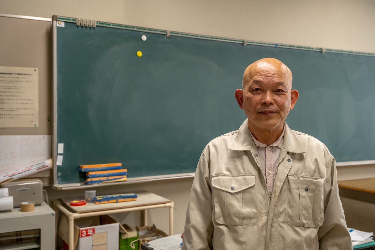 La afición de Suzuki a leer la revista científica Nature en el tren al trabajo inspiró a sus alumnos. (© Michiko Hayashi)