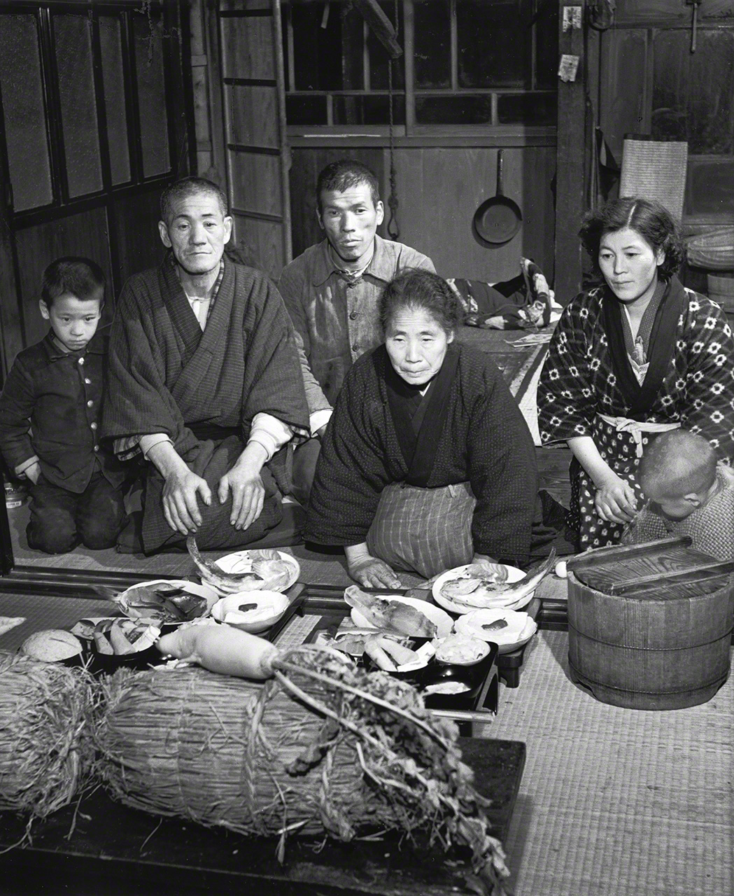 “Ae no Koto”. Alrededor del 4 y 5 de diciembre de cada año, en Hanami, municipio de Noto, en la prefectura de Ishikawa, las familias se reúnen para dar gracias por la cosecha del año, ofreciendo sacos de arroz y acogiendo a la deidad de los arrozales. Aunque ese dios permanece invisible, se le hacen ofrendas como si estuviera presente. (Fotografía de 1954)