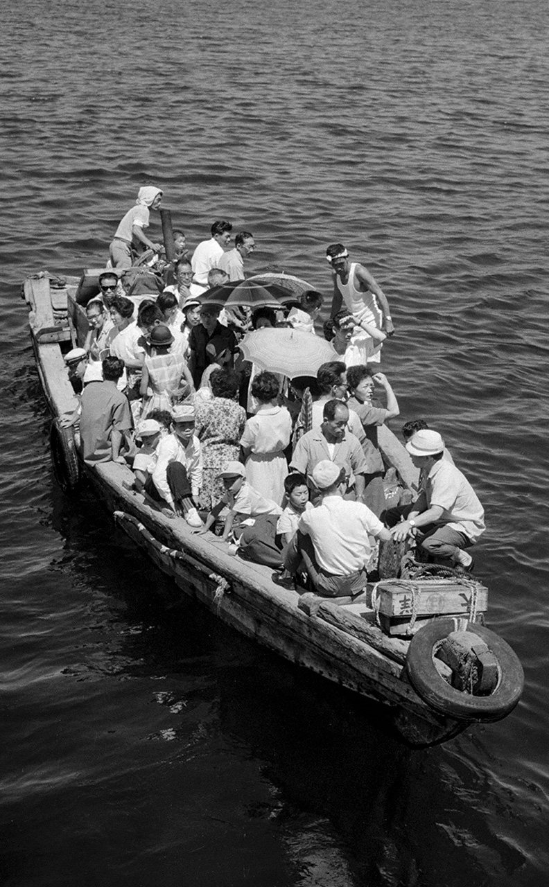 “Regreso a la isla”. Una escena a bordo del ferri que conecta la isla de Ojika con otras islas del archipiélago de Gotō, en la prefectura de Nagasaki. Todo tipo de personas se agolpan en el barco. Cuando el mar está en calma es navegable, pero embravecido resulta impracticable. (Fotografía de 1962)