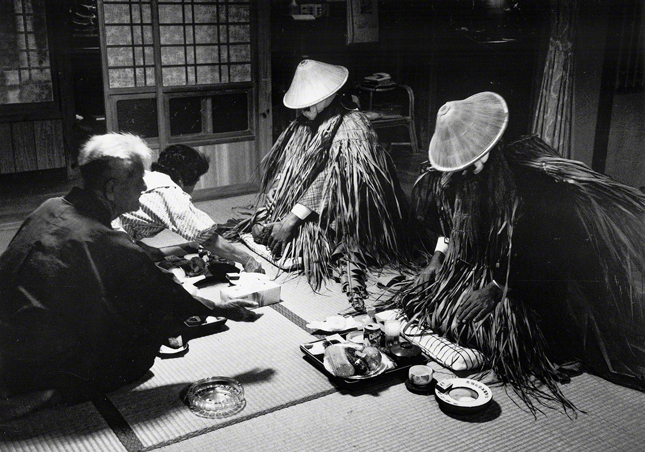 “Mayunnagashi”. Ritual anual celebrado en Kabira, isla de Ishigaki, prefectura de Okinawa. Los aldeanos ofrecen banquetes a las deidades visitantes que llegan desde el lejano reino marino de Nirai. La íntima interacción entre dioses y humanos se transmite con una tensión palpable. (fotografiado en 1988)