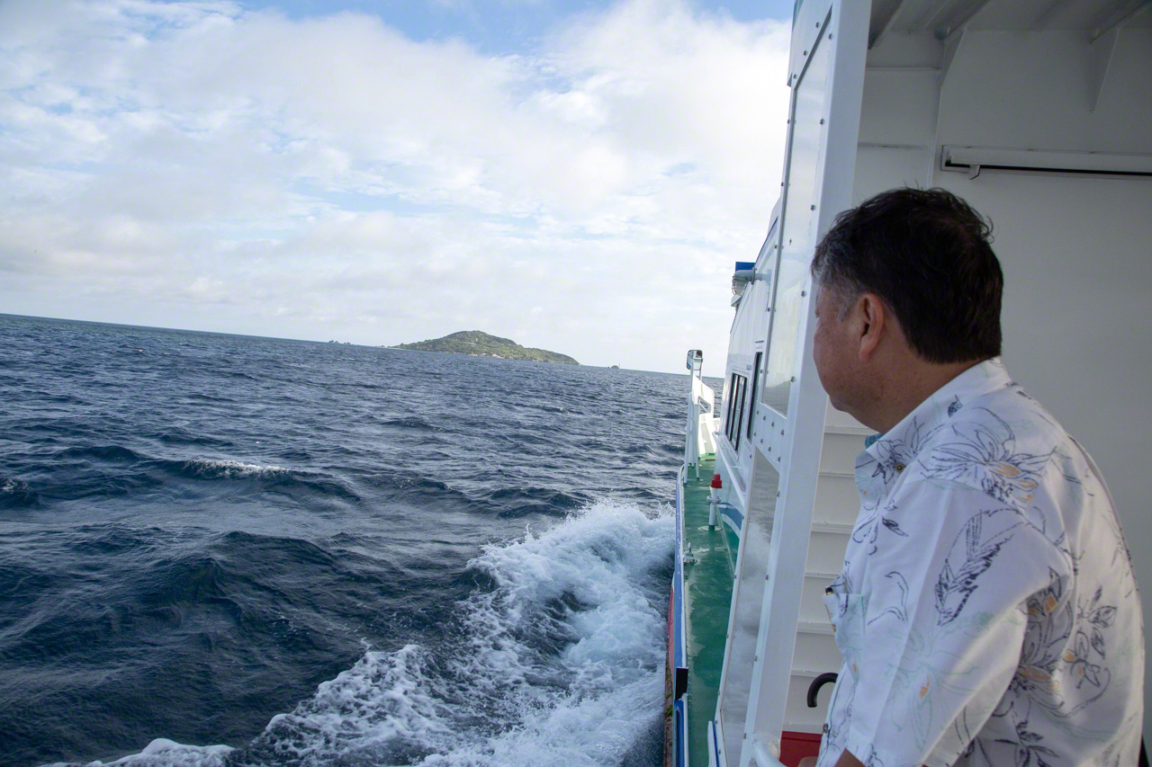Desde el puerto pesquero de Shimajiri (isla de Miyako), el ferri tarda 15 minutos en llegar a la pequeña isla de Ōgami.