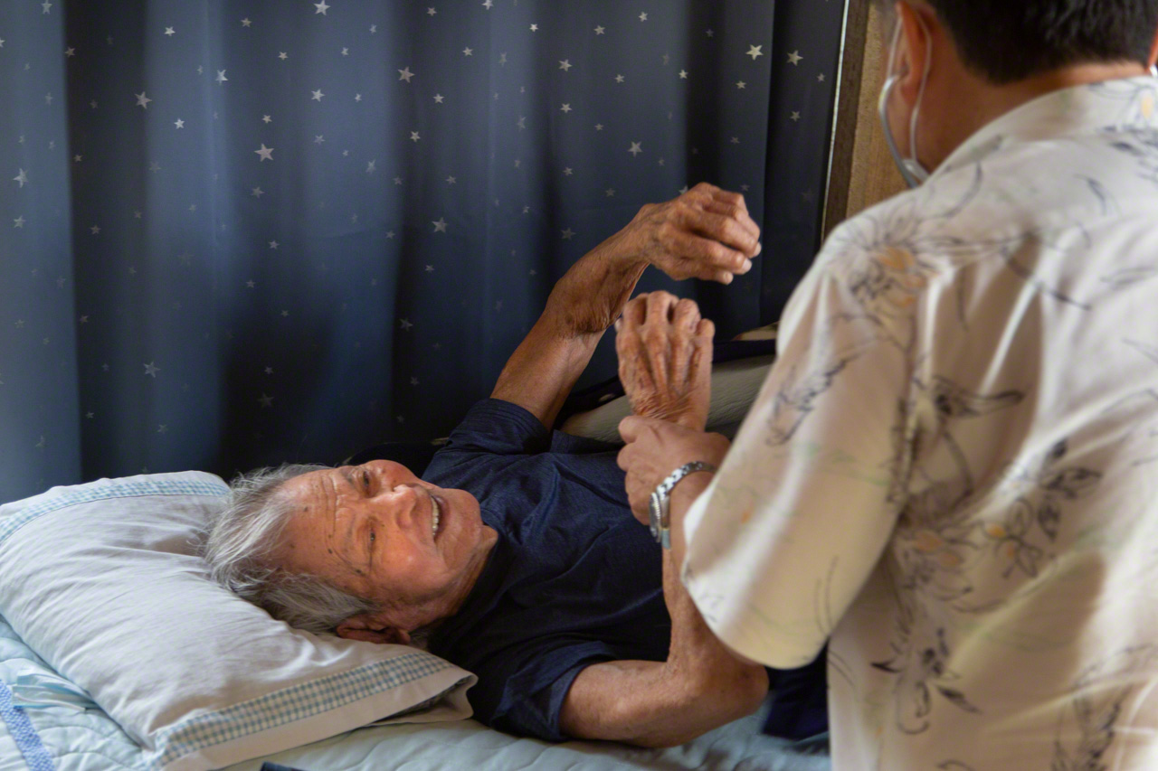 Al terminar su visita, el médico nunca olvida dirigir al paciente una palabra de ánimo.