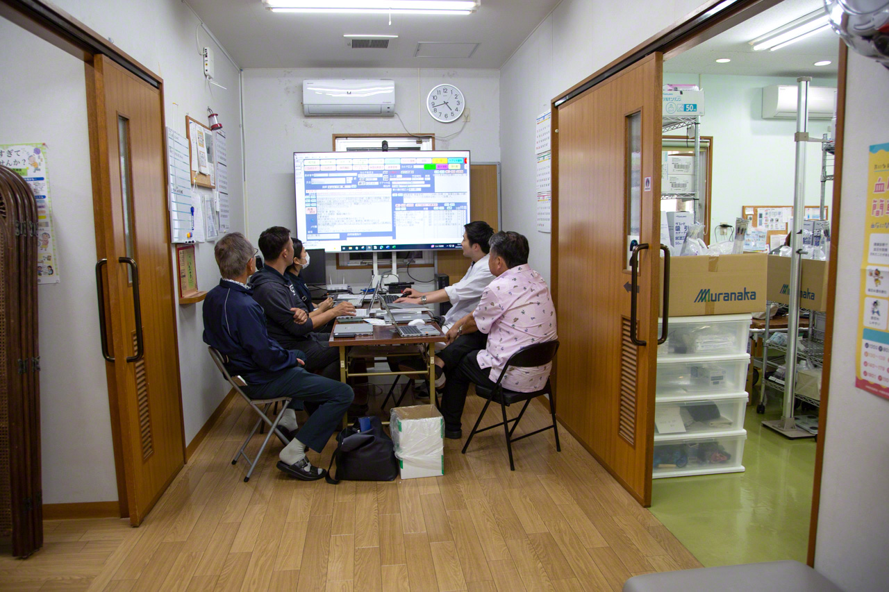 Todas las tardes el staff de la clínica se reúne para compartir las últimas informaciones recogidas por los diversos equipos móviles, de forma que pueda darse una atención óptima a los pacientes.