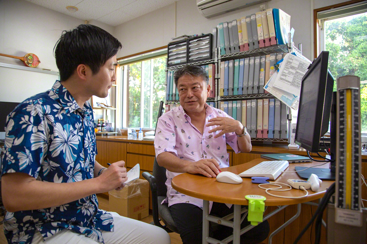 El joven médico Kobayashi Jun’ichi escucha los consejos del doctor Yasukawa.