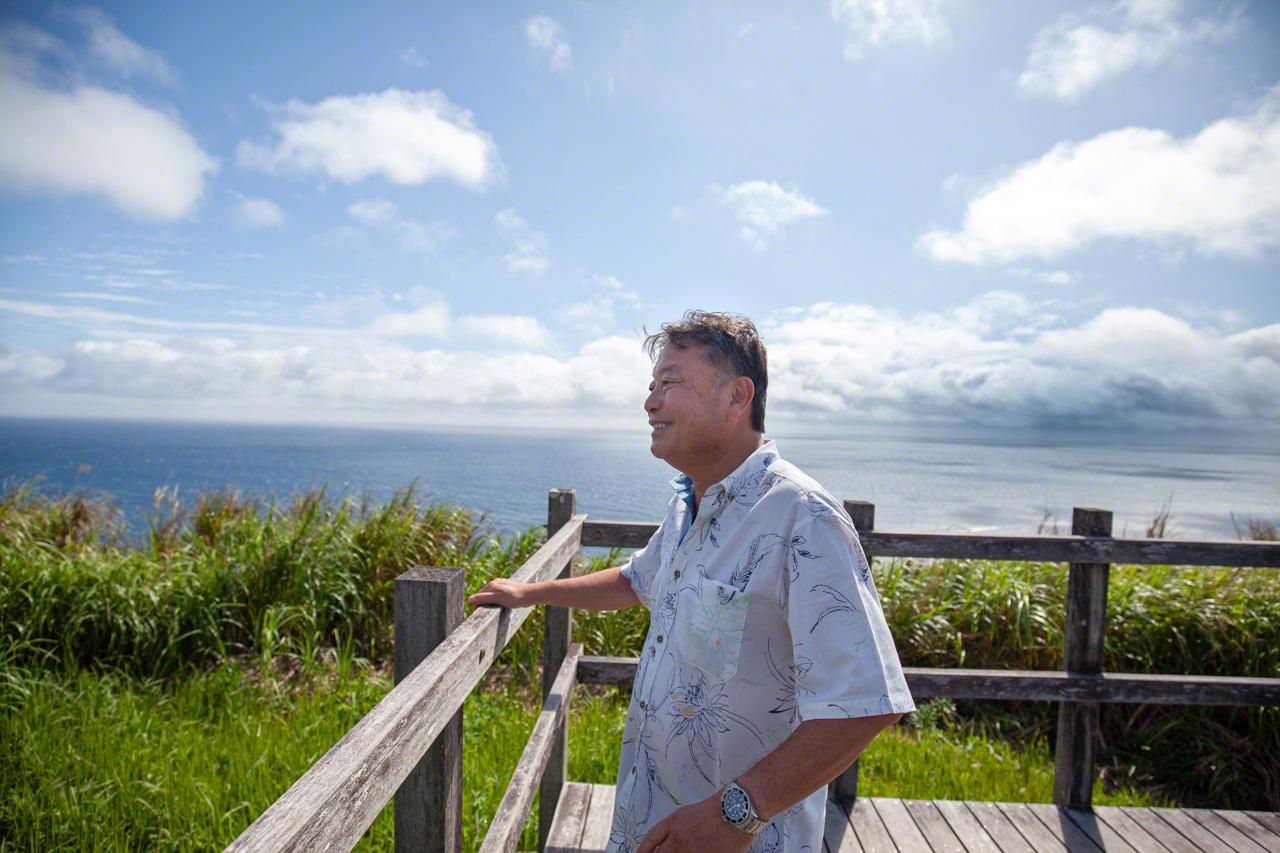 El doctor Yasukawa en un mirador de la isla de Ōgami.