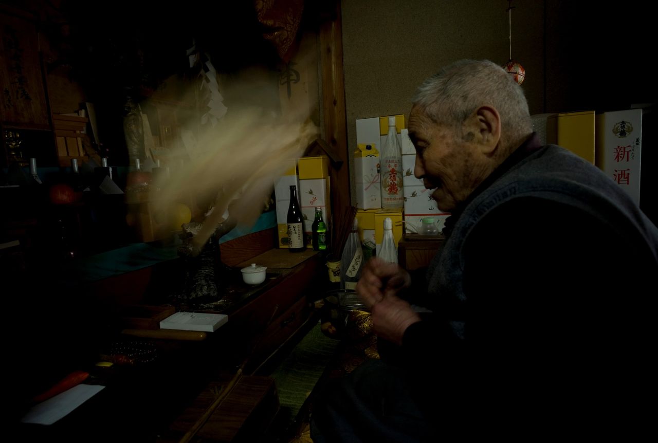 Un tayū de 97 años que vivía en lo profundo de las montañas de la ciudad de Kami, en la prefectura de Kōchi, allá por 2009. Enseñó a Yagisawa cómo realizar las oraciones. © Takaaki Yagisawa 2024