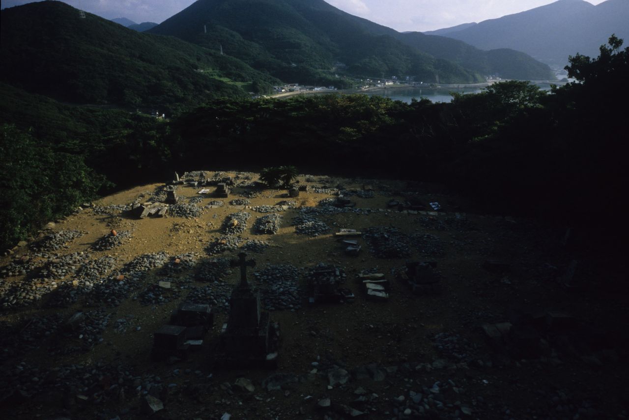 Un cementerio apartado para cristianos ocultos en lo profundo del bosque, en lo alto de las colinas de la isla de Nakadōri. © Takaaki Yagisawa 2024