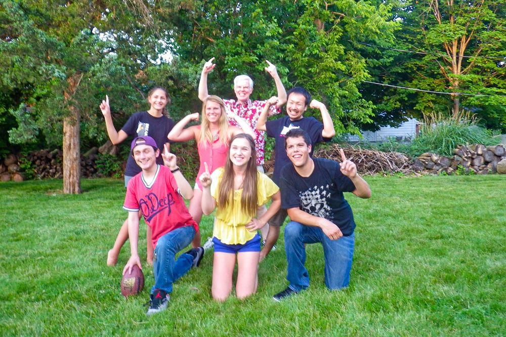 Maeno (segunda fila, derecha) con Douglas Whitman (segunda fila, centro) y sus alumnos. (Cortesía: Koutaro Ould Maeno)