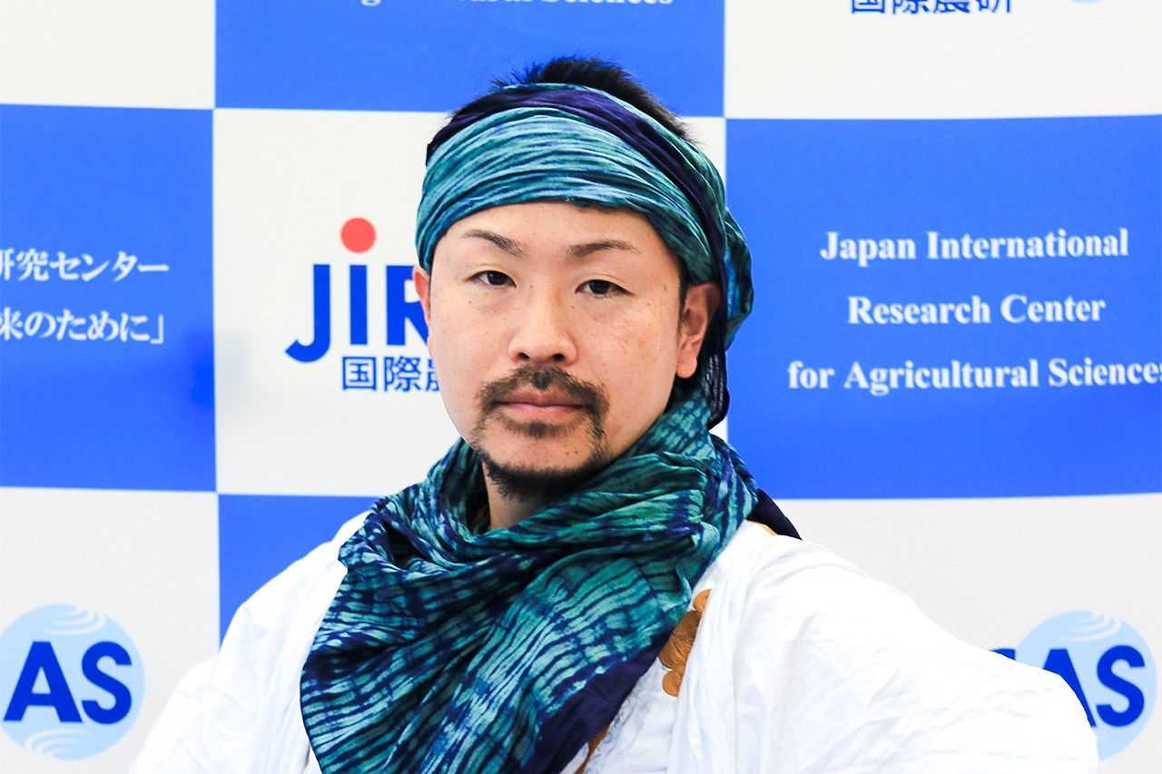 Koutaro Ould Maeno vestido con el traje tradicional mauritano. (© Kawabata Hiroto)