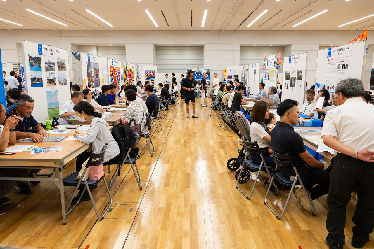 El animado evento de búsqueda de empleo en la industria pesquera. (© nippon.com)
