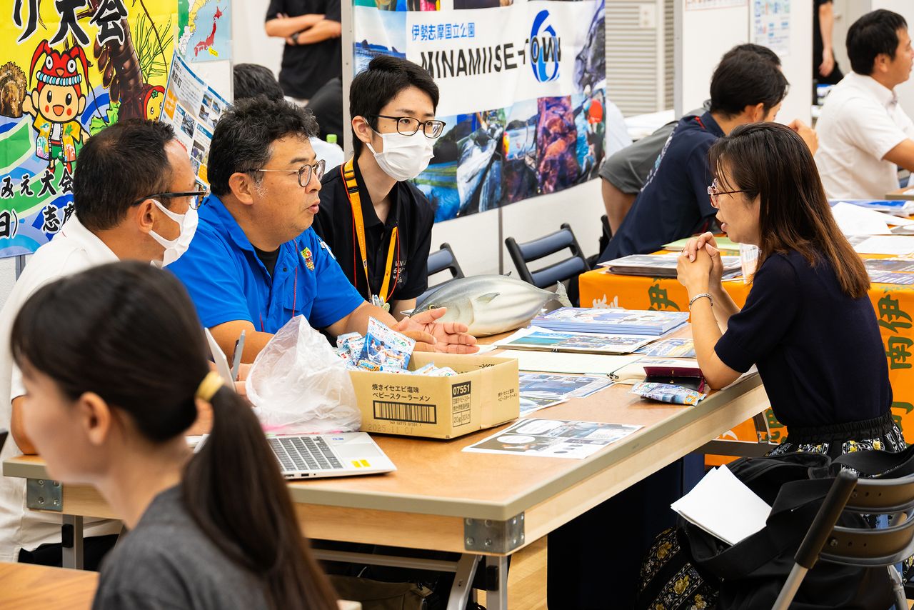 Una asistente haciendo animadas preguntas. (© nippon.com)