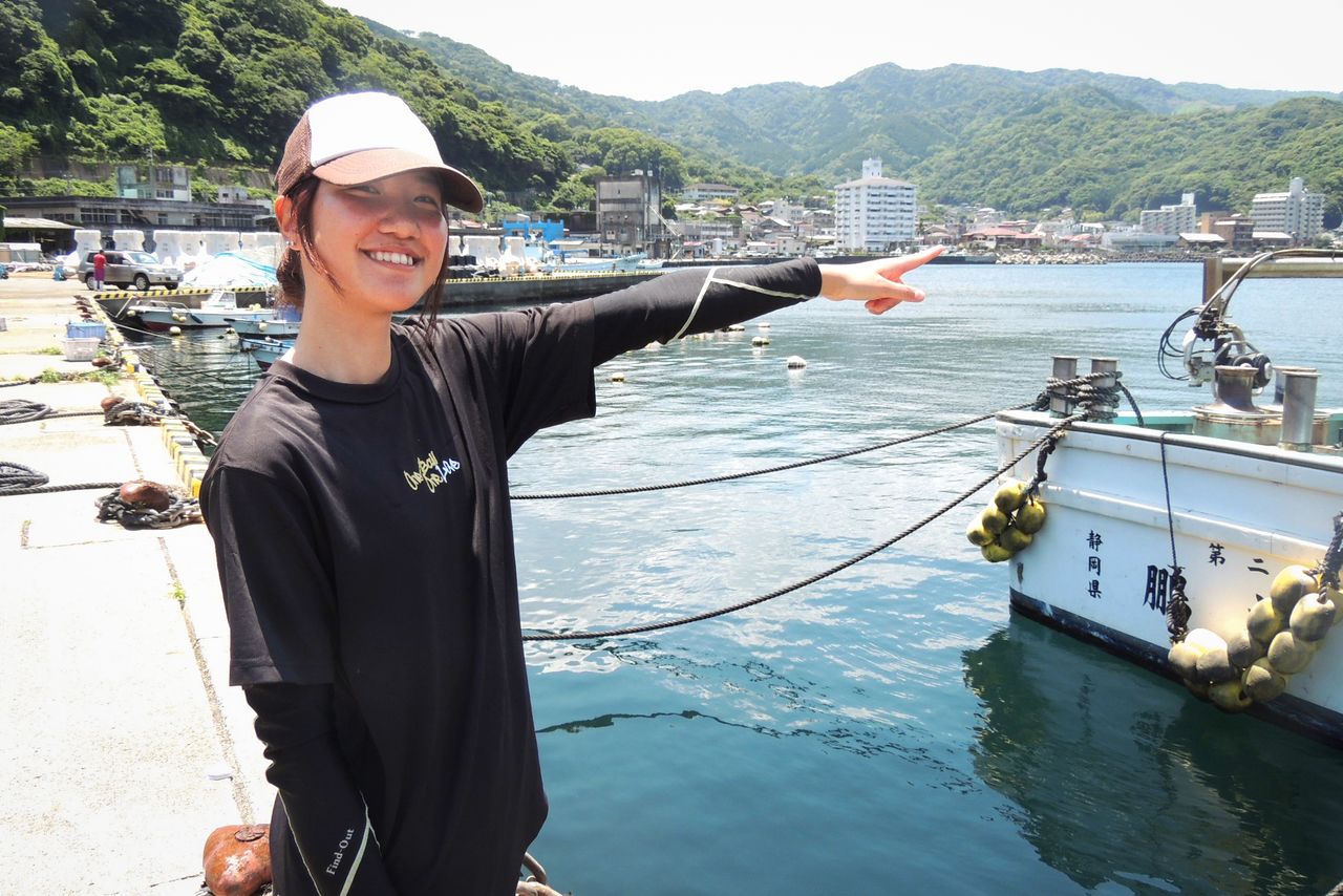 La alegre presencia de Urata se ha convertido en una característica del puerto de Ajiro. (© Kawamoto Daigo)