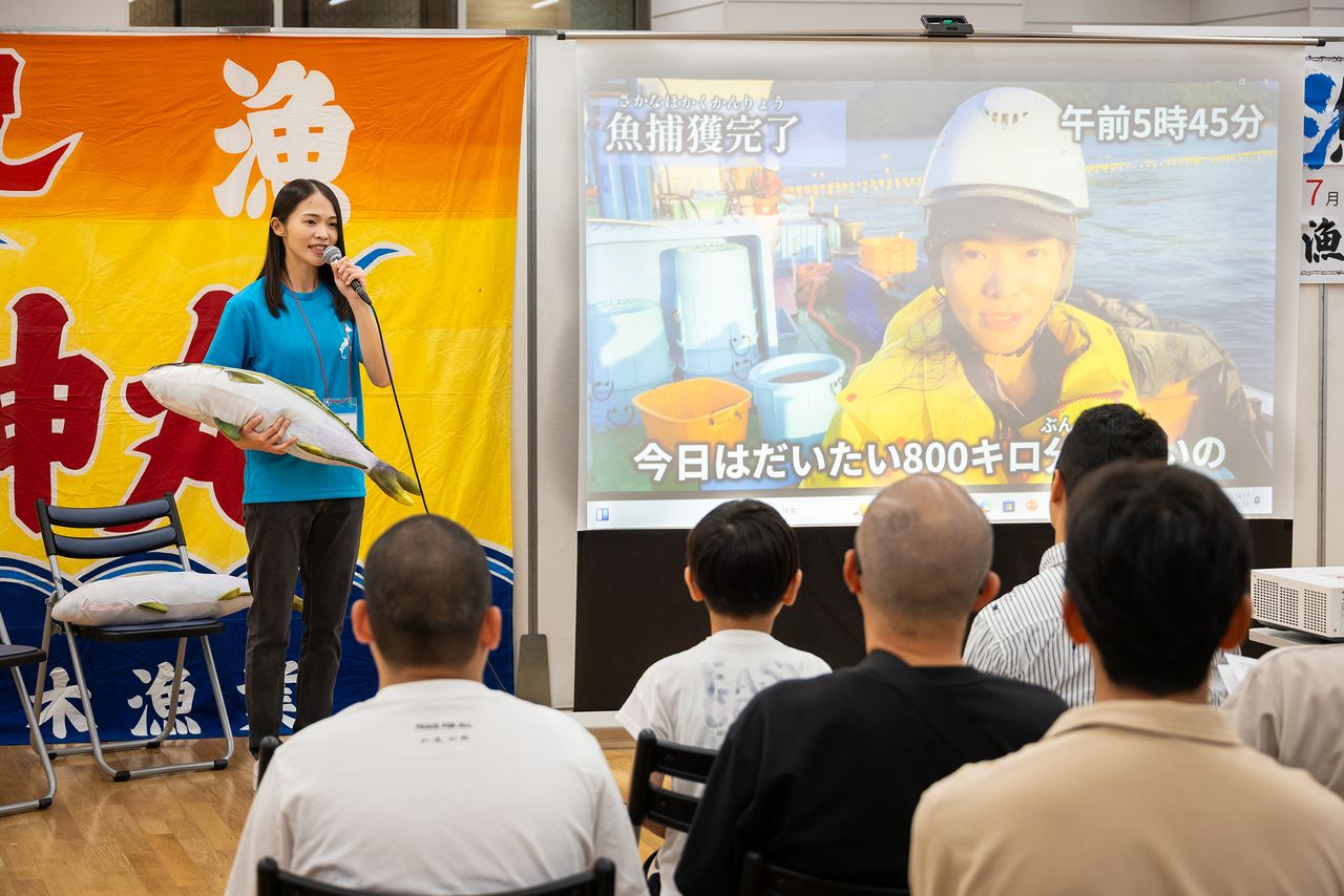 Armada con un juguete en forma de pez limón, Kanazawa promociona el atractivo de la industria pesquera. (© nippon.com)
