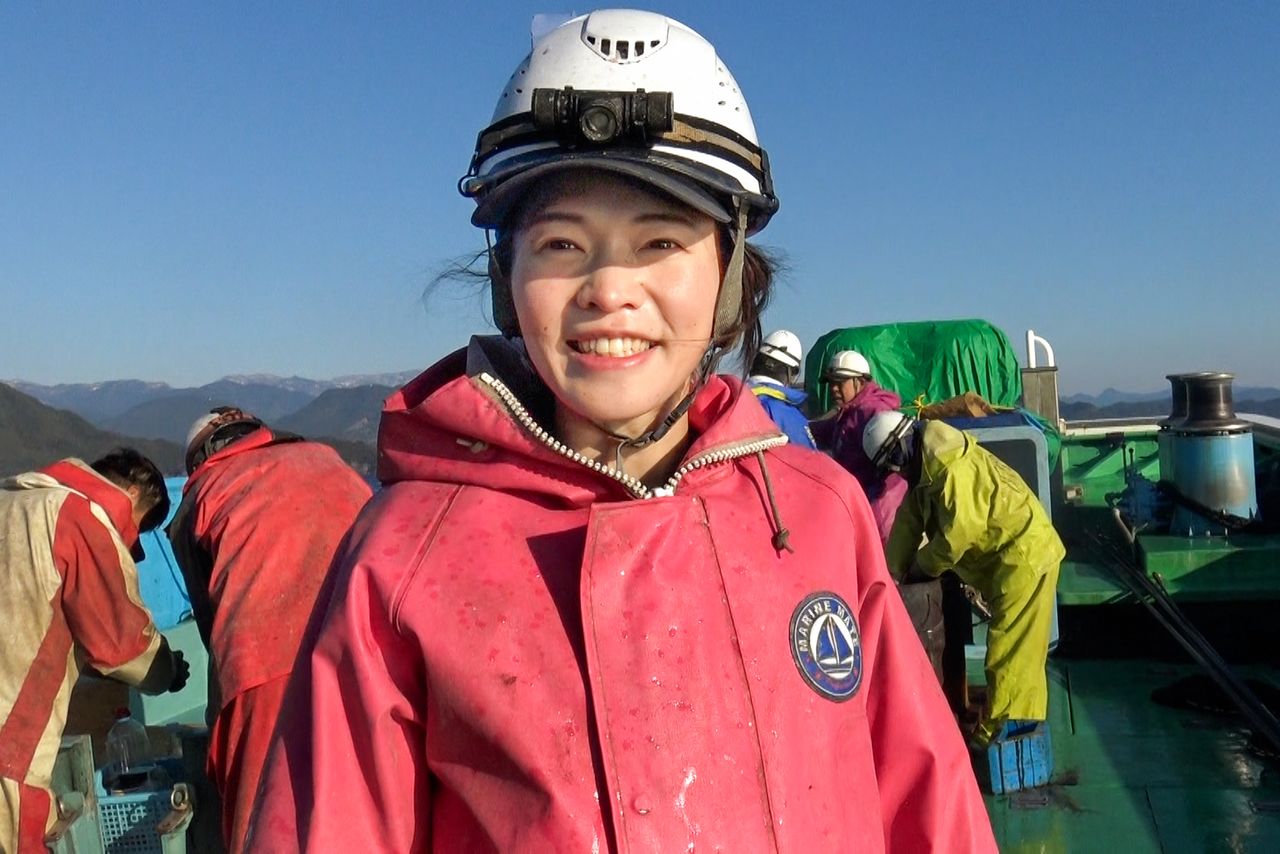 Kanazawa a bordo del barco pesquero. (© Ryoushi.jp)