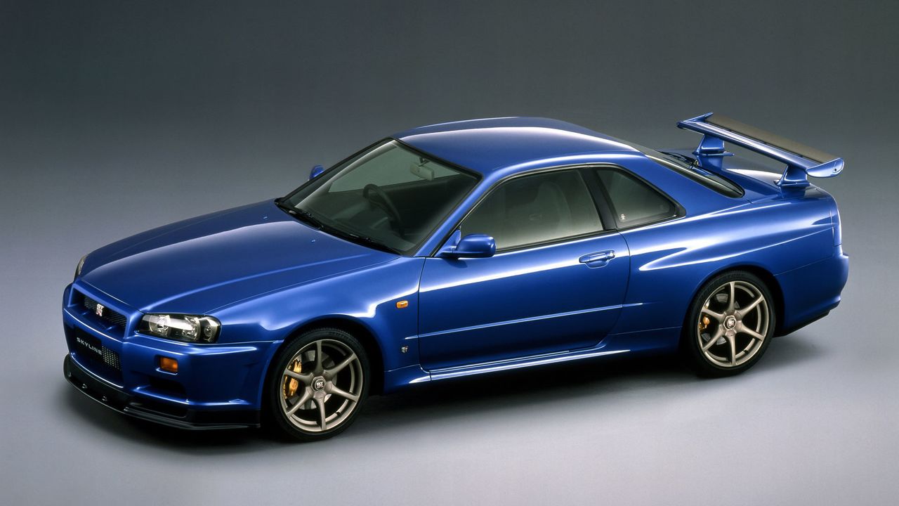 El Skyline GT-R de 1999 (R34, quinta generación). Con medidas ligeramente inferiores a las de la versión R33, se caracteriza por la facilidad con que se accionan sus pedales. Apareció en la serie de películas de acción norteamericana Fast & Furious, lo que supuso un fuerte impulso para la penetración del nombre GT-R en los mercados mundiales. (Cortesía de Nissan Motor)