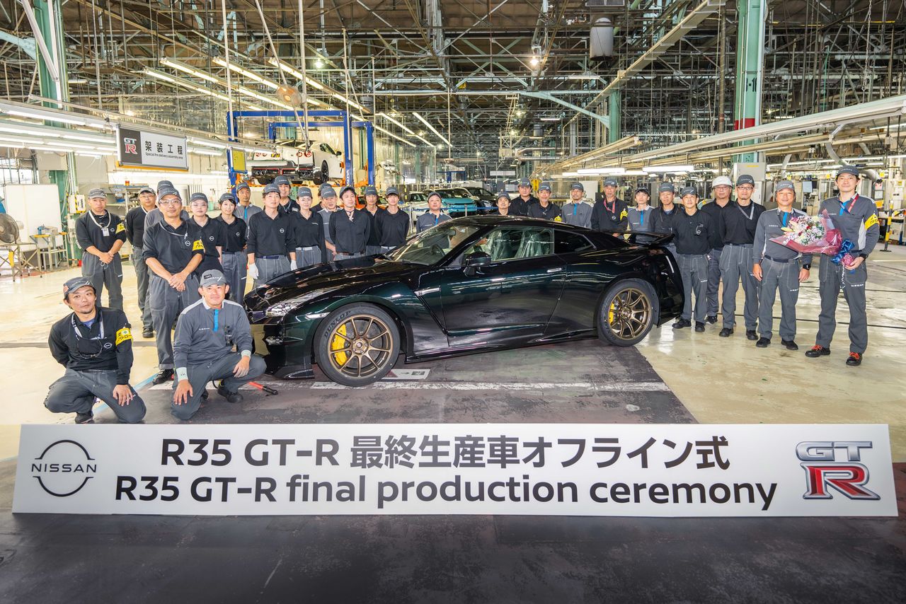 Responsables y operarios de la fábrica de Nissan en Tochigi posan en la ceremonia de cierre de línea de producción del GT-R (R35) celebrada el 26 de agosto de 2025. Durante los 18 años transcurridos desde la aparición de la versión R35 en 2007, se han fabricado algo más de 48.000 unidades. La última pertenecía a la Premium Edition T-Spec, y su color era Midnight Purple. (Cortesía de Nissan Motor)