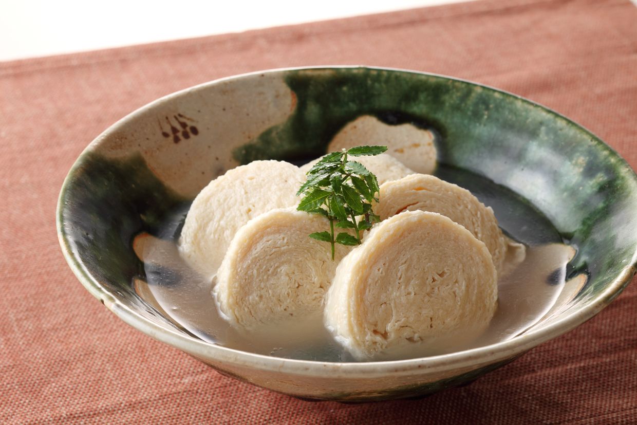 Un guiso de yuba rehidratada. Fotografía de la ciudad de Nikkō.