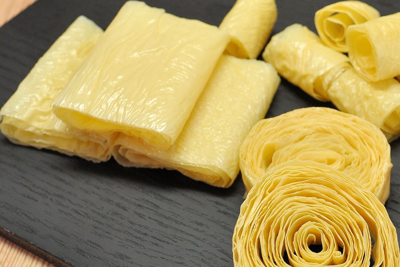 Yuba deshidratada en diferentes presentaciones. (Pixta)