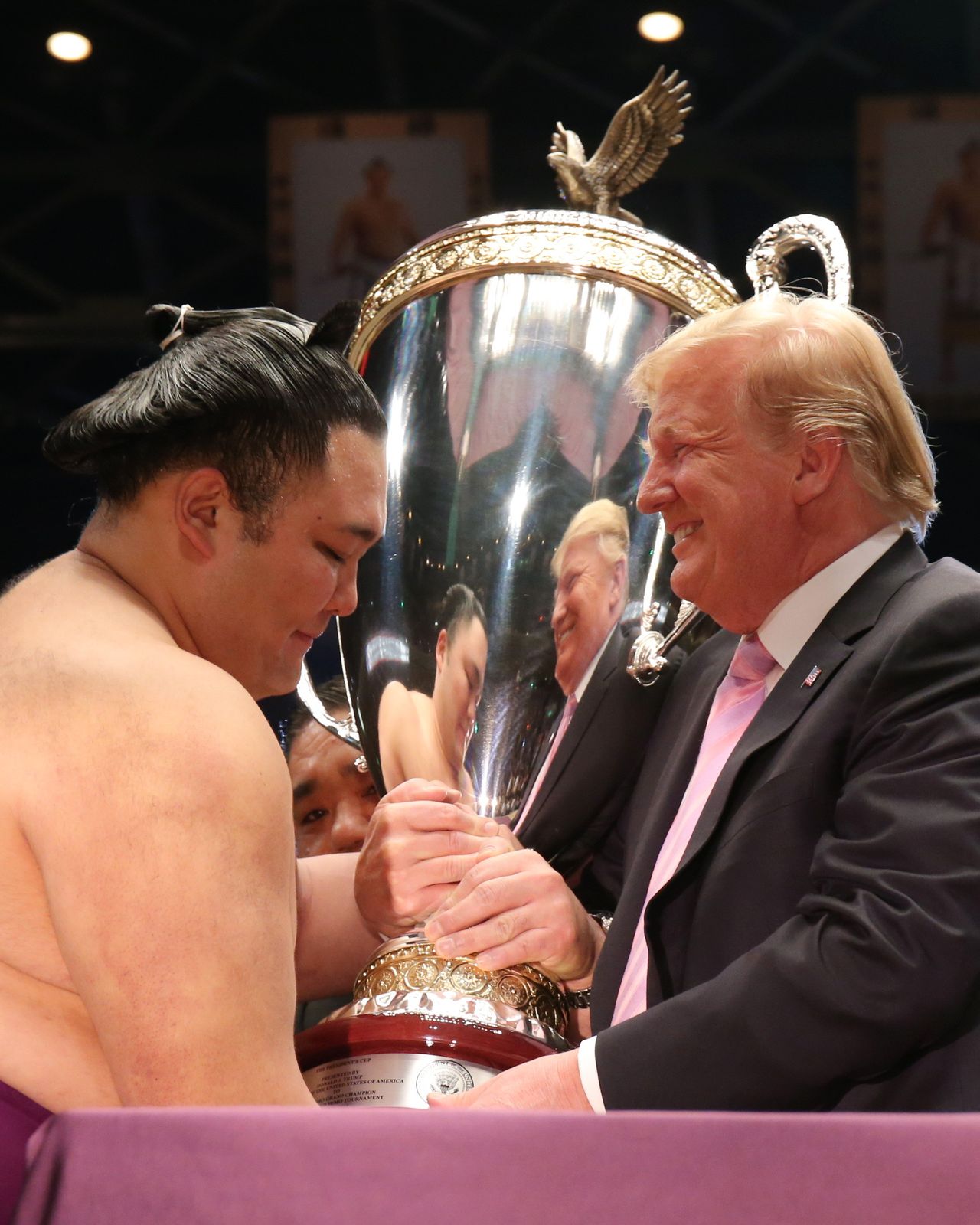 Donald Trump entrega la Copa del Presidente de los Estados Unidos de América al luchador Asanoyama en el Kokugikan de Ryōgoku (Tokio) en mayo de 2019. (Jiji Press)