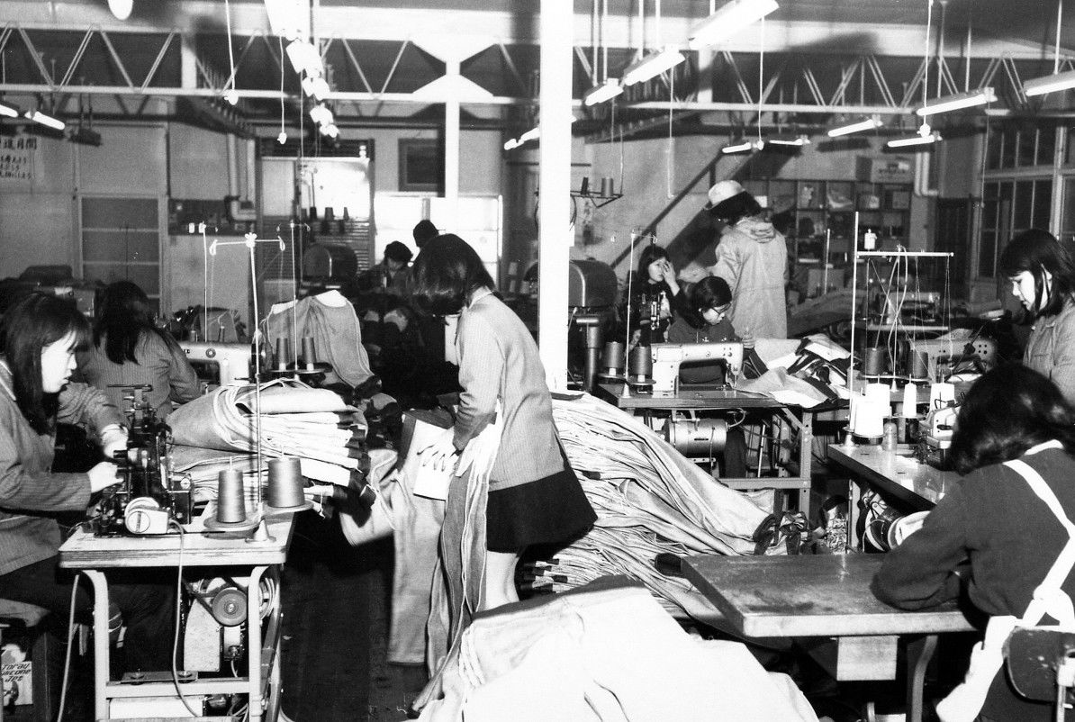 En la década de 1970, muchas mujeres jóvenes trabajaban y vivían en los dormitorios de la empresa. (Fotografía del Betty Smith Jeans Museum)