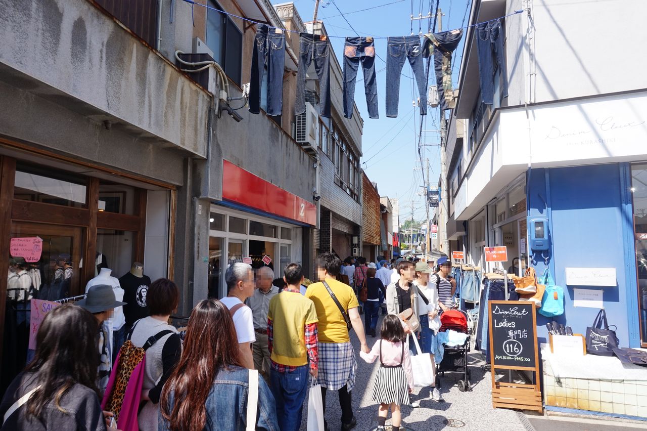 La calle Jeans Street de Kojima, repleta de turistas. (Fotografía de la Cámara de Comercio e Industria de Kojima)