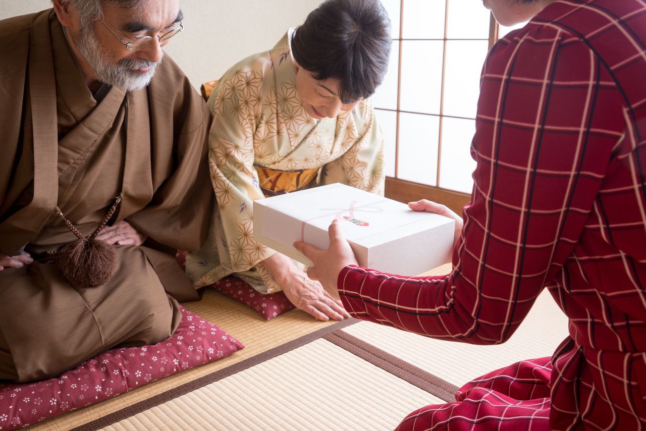 La etiqueta indica que estos regalos se entregan directamente durante las temporadas de Obon y fin de año, acompañados de un saludo. (Pixta)