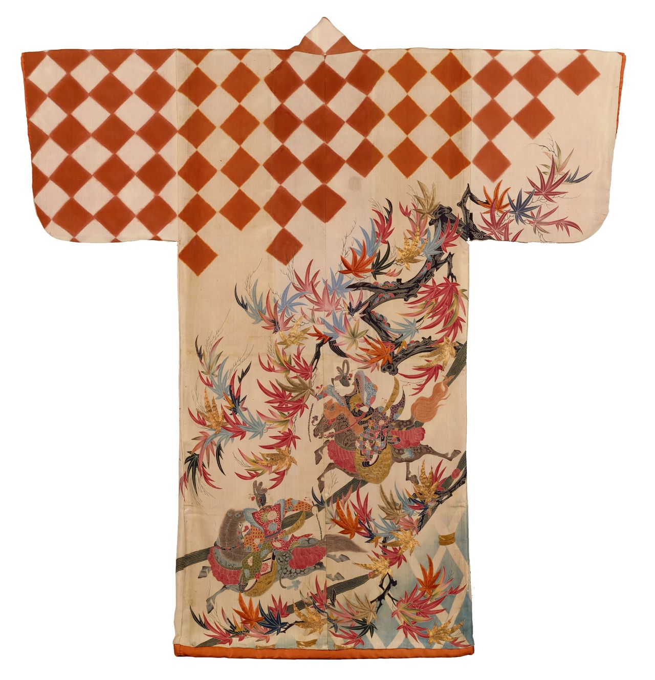 Kosode (un tipo de kimono) con escena del ritual de carreras de caballos de Kamo. Kimono kosode del periodo Edo (1603-1868) con un diseño teñido con la técnica yūzen que representa el ritual de carreras de caballos Kurabeuma del santuario Kamigamo de Kioto. (© Museo Nacional de Kioto)