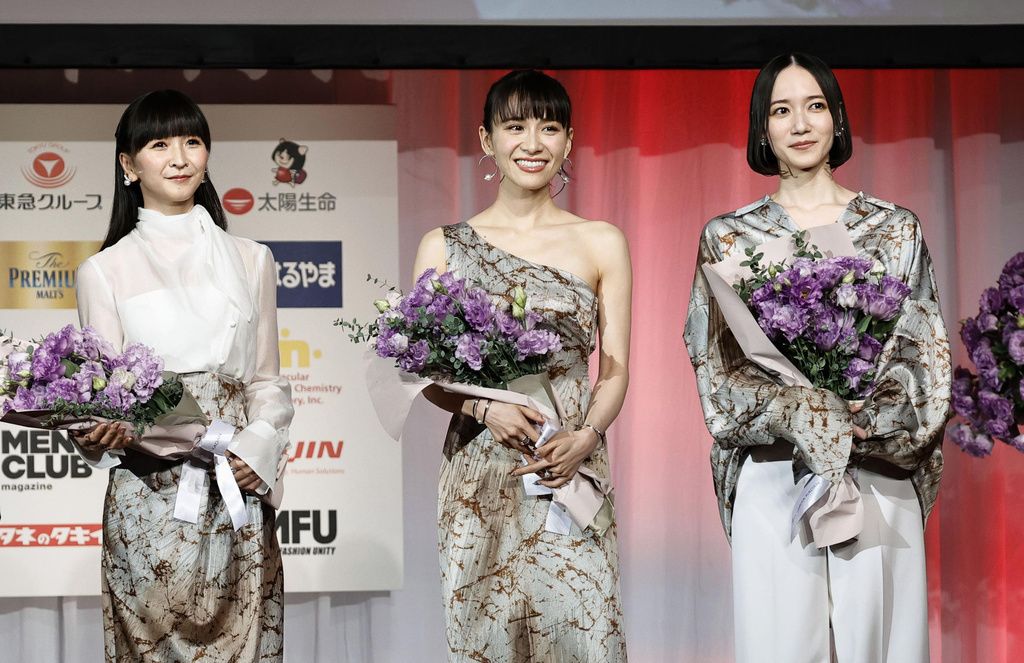 Perfume recibe el Premio al Mejor Vestuario en la Categoría de Entretenimiento en la 53.ª edición de los Best Dresser Awards, el 27 de noviembre de 2024, en Tokio. (Kyodo)