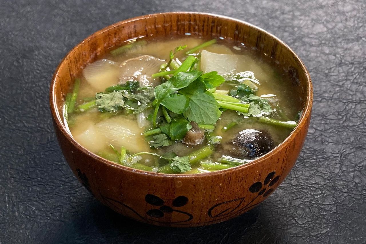 Nattō jiru de la prefectura de Akita. Fotografía del Ministerio de Agricultura, Silvicultura y Pesca de Japón, Uchi no kyōdo ryōri (Nuestra comida local).