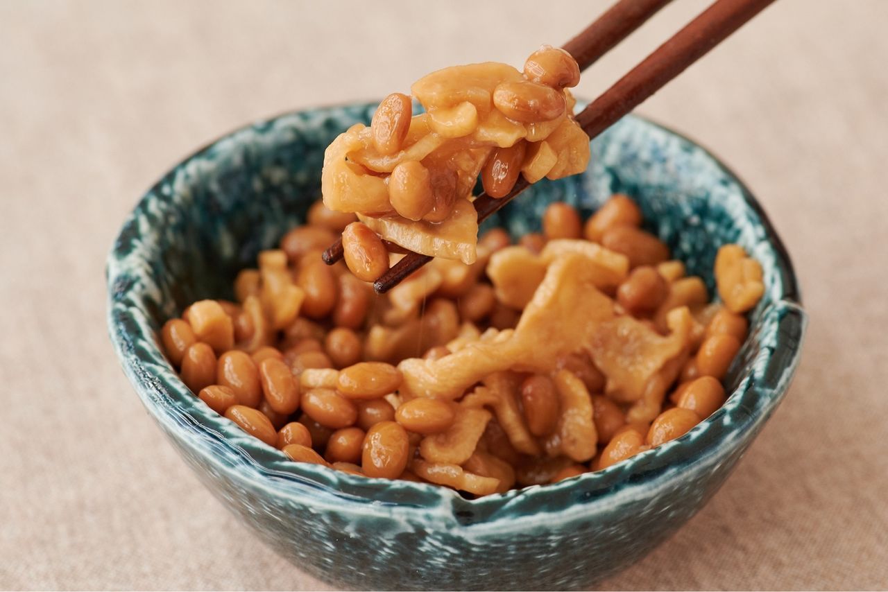Soboro nattō de la prefectura de Ibaraki. Fotografía del Ministerio de Agricultura, Silvicultura y Pesca de Japón. Uchi no kyōdo ryōri (Nuestra comida local).